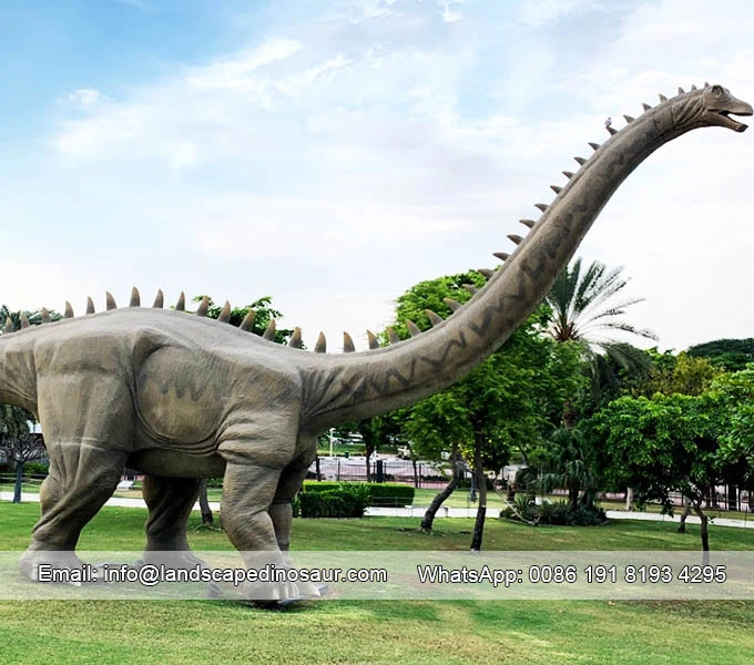 Le dinosaure artificiel de grande taille ressemble à de vrais